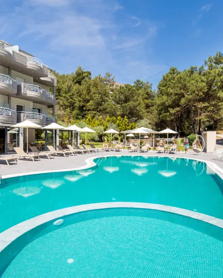 POOL & BAR