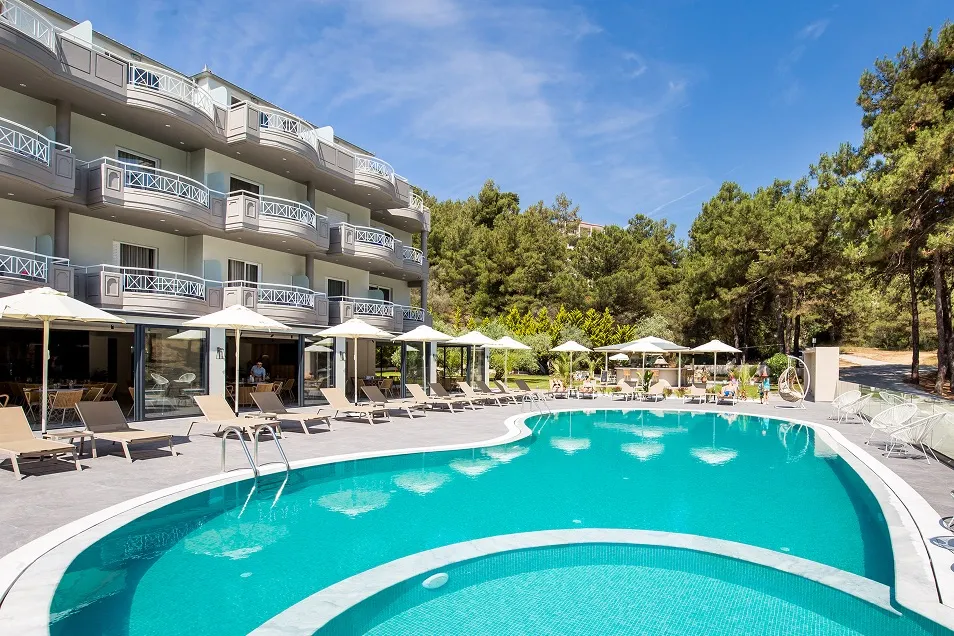 Pool & Bar
