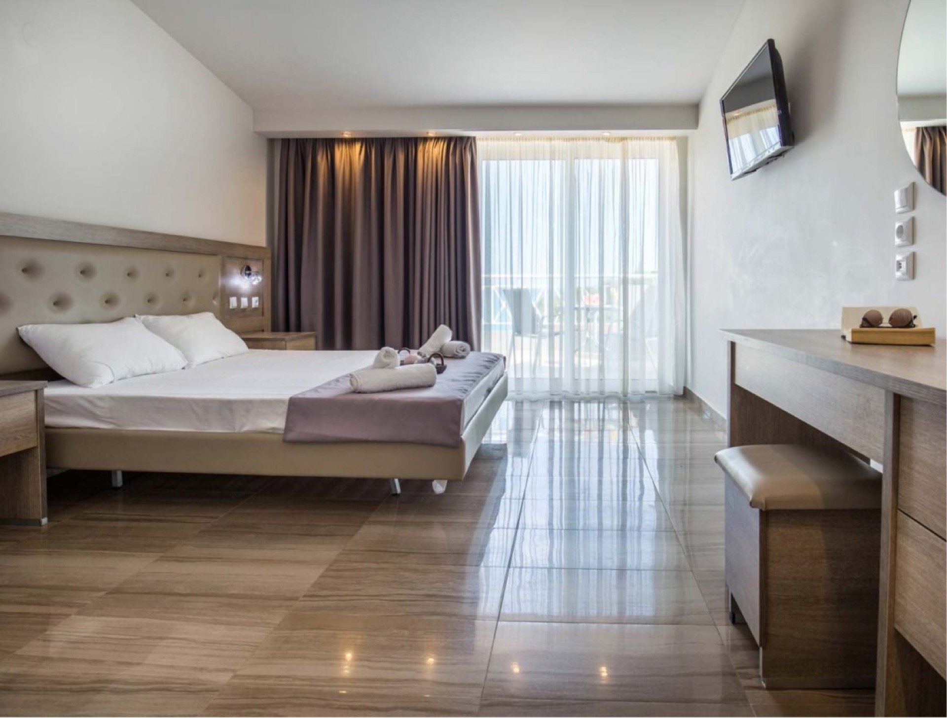 DELUXE FAMILY ROOM
